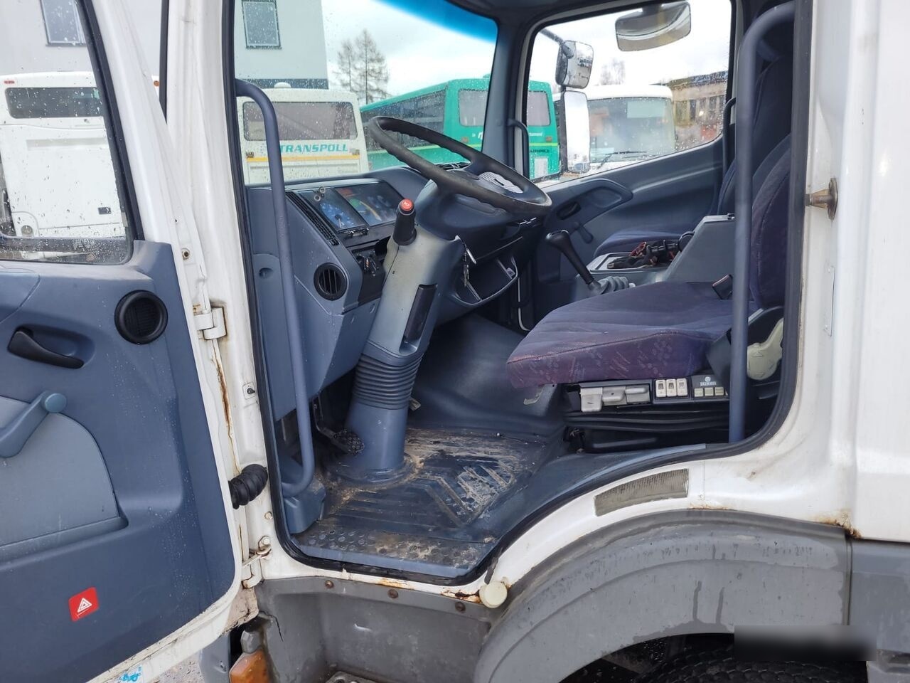 Foto del interior 1: Camión caja abierta Mercedes-Benz Atego 815