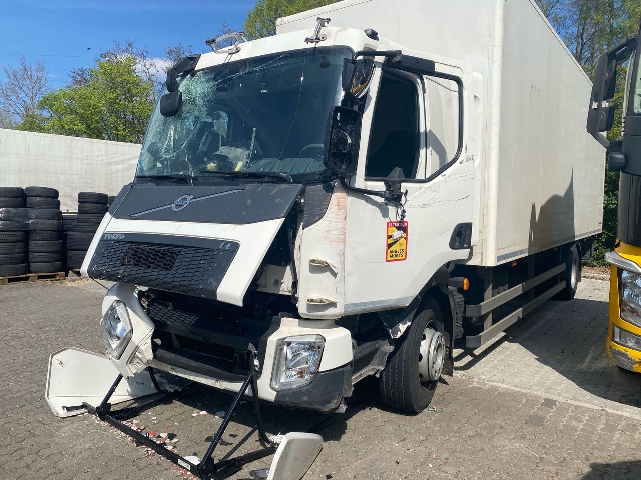 Volvo FL 16.280 Koffer Unfallschaden - Camión caja cerrada: foto 2 Volvo FL 16.280 Koffer Unfallschaden - Camión caja cerrada: foto 2