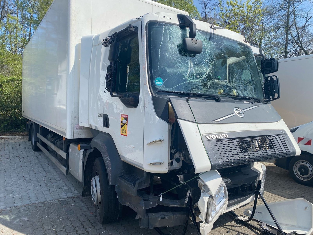 Volvo FL 16.280 Koffer Unfallschaden - Camión caja cerrada: foto 4 Volvo FL 16.280 Koffer Unfallschaden - Camión caja cerrada: foto 4