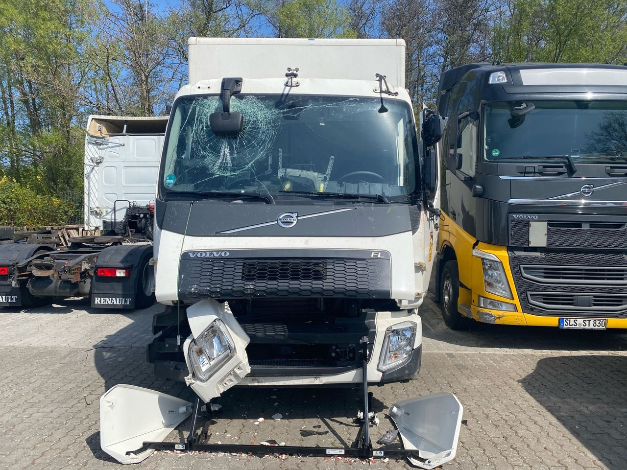 Volvo FL 16.280 Koffer Unfallschaden - Camión caja cerrada: foto 3 Volvo FL 16.280 Koffer Unfallschaden - Camión caja cerrada: foto 3