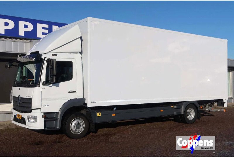 Mercedes-Benz Atego 1321L Bakwagen Laadklep 2000kg / 3 Stoelen!! - Camión caja cerrada: foto 1 Mercedes-Benz Atego 1321L Bakwagen Laadklep 2000kg / 3 Stoelen!! - Camión caja cerrada: foto 1