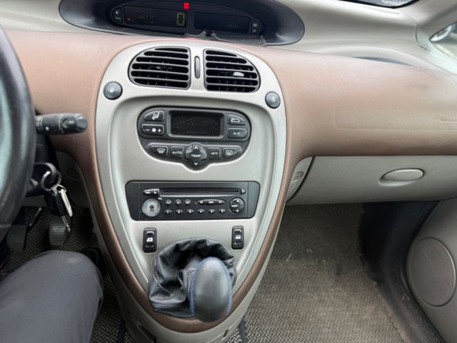 Sedan Citroën Xsara Picasso 1.8 16V Exclusive: foto 10