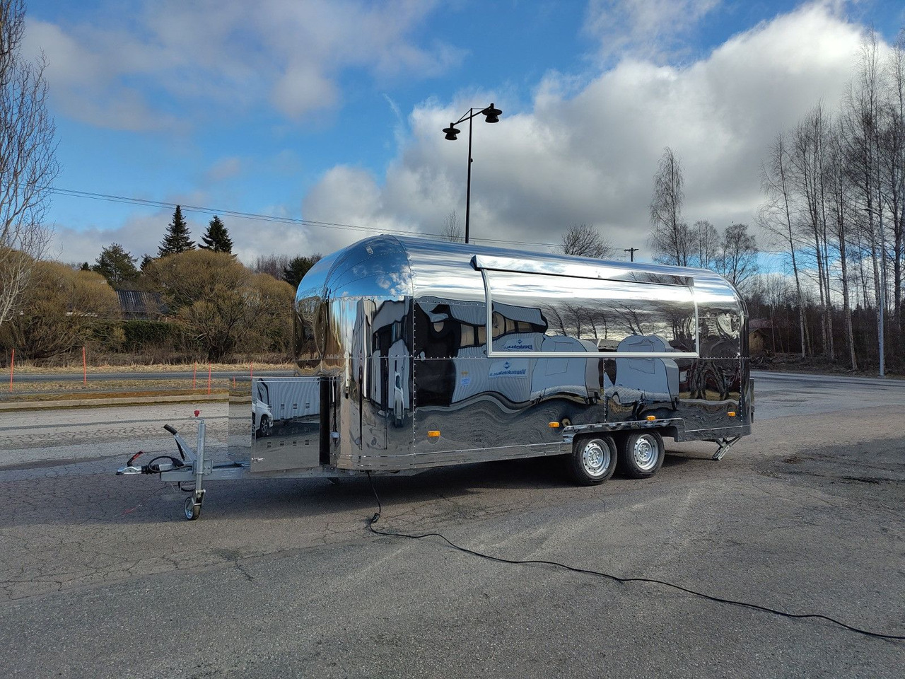 Esselmann Delistar Foodtruck 6000 ähn. Airstream - Remolque venta ambulante: foto 1 Esselmann Delistar Foodtruck 6000 ähn. Airstream - Remolque venta ambulante: foto 1