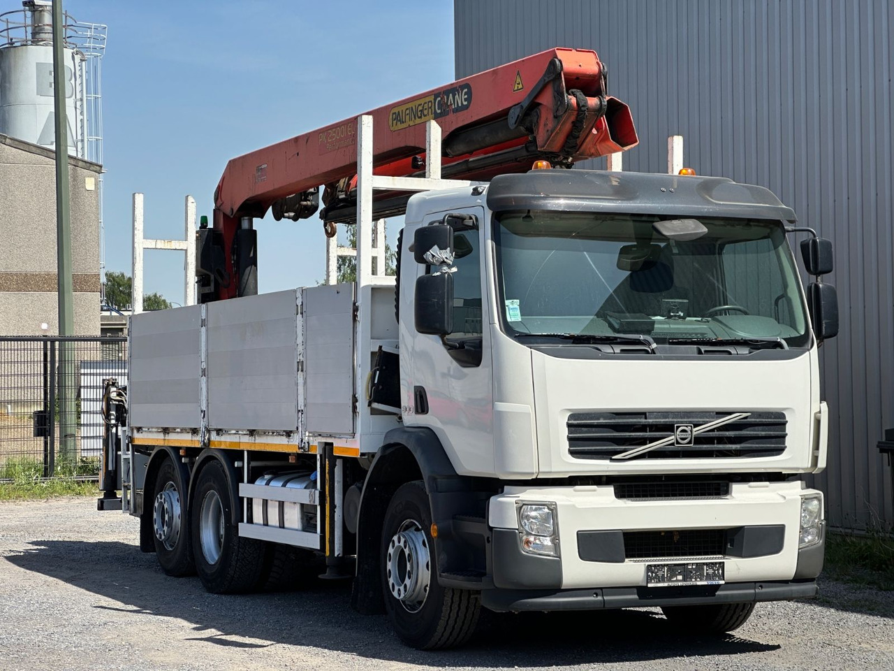 Volvo VOLVO FE 330 PALFINGER 25001 EL Performance - Camión grúa: foto 1 Volvo VOLVO FE 330 PALFINGER 25001 EL Performance - Camión grúa: foto 1