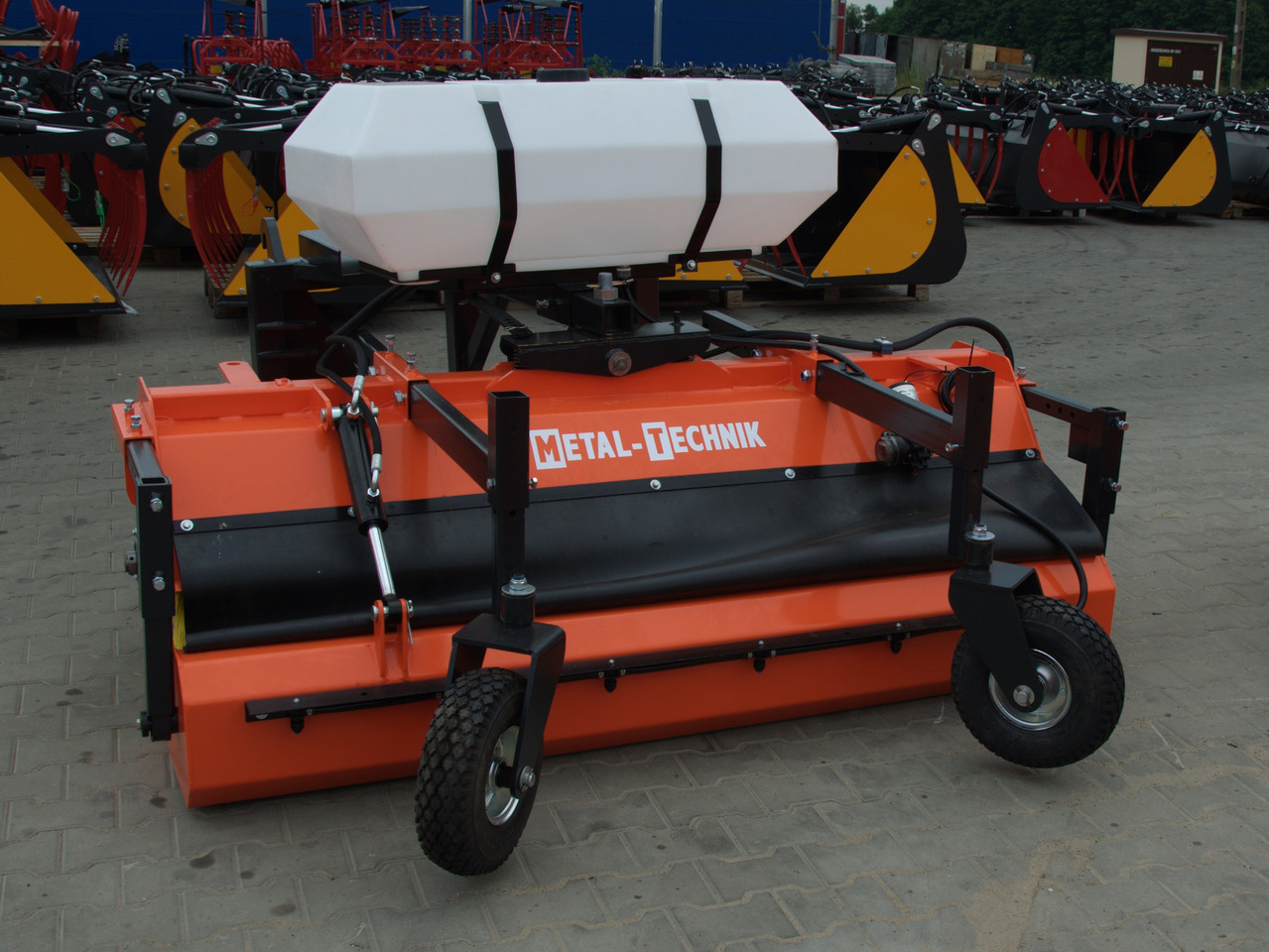 METAL-TECHNIK Kehrmaschine / Sweeper / Balayeuse / Spazzolatrice / Подметательно-уборочная машина / Zamiatarka 2 m - Barredora cucharón para Cargador frontal para tractor: foto 1 METAL-TECHNIK Kehrmaschine / Sweeper / Balayeuse / Spazzolatrice / Подметательно-уборочная машина / Zamiatarka 2 m - Barredora cucharón para Cargador frontal para tractor: foto 1