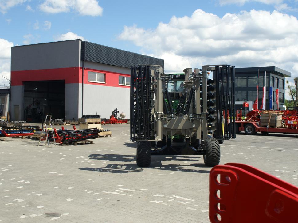 ROLEX Hydraulische Scheibenegge / Hydraulic discs harrow / Dechaumeur à disques / Erpice a dischi / Гидравлическая дисковая борона / Brona talerzowa hydraulicznie składana ciężka 4 m - Rastras: foto 5 ROLEX Hydraulische Scheibenegge / Hydraulic discs harrow / Dechaumeur à disques / Erpice a dischi / Гидравлическая дисковая борона / Brona talerzowa hydraulicznie składana ciężka 4 m - Rastras: foto 5