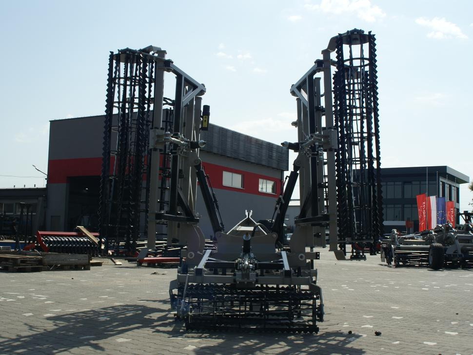 ROLEX Saatbettkombination / Hydraulically cultivator / Vibroculteur / Aggregato di coltivazione / Почвообрабатывающий гидравлический складывающийся агрегат / Agregat uprawowy hydraulicznie składany - Cultivador: foto 3 ROLEX Saatbettkombination / Hydraulically cultivator / Vibroculteur / Aggregato di coltivazione / Почвообрабатывающий гидравлический складывающийся агрегат / Agregat uprawowy hydraulicznie składany - Cultivador: foto 3