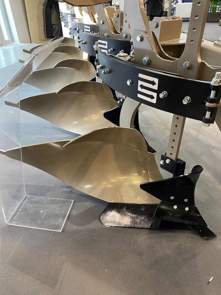 ROLEX Volldrehpflug / Rotary plough / Charrue réversible / Aratro reversibile / Оборотный плуг / Pług obrotowy 3+1 - Arado: foto 3 ROLEX Volldrehpflug / Rotary plough / Charrue réversible / Aratro reversibile / Оборотный плуг / Pług obrotowy 3+1 - Arado: foto 3