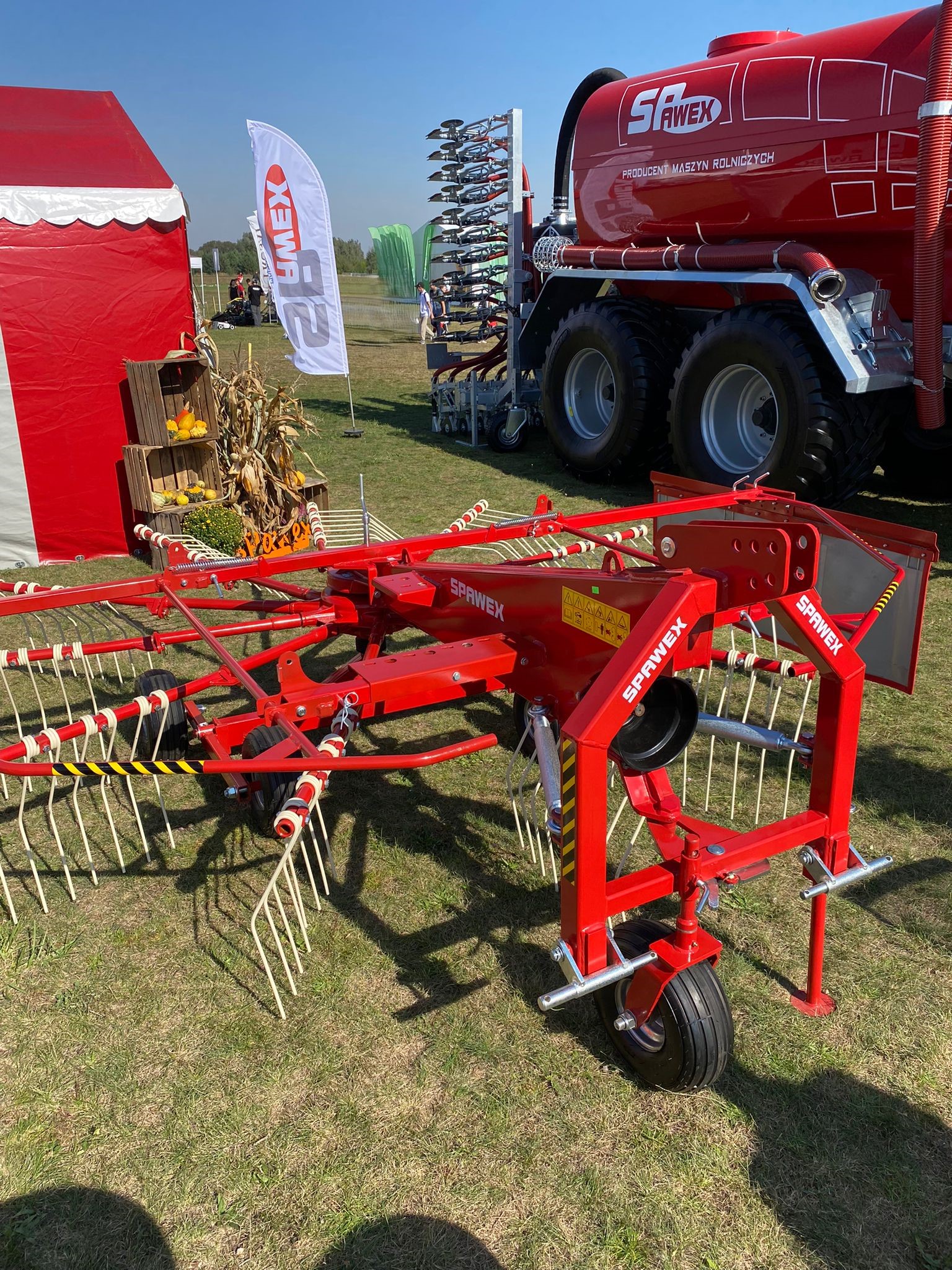 Spawex Kreiselschwader / Rake / Andaineur / Rastrillo / Rastrello / Zgrabiarka 4,5 m - Henificadora: foto 2 Spawex Kreiselschwader / Rake / Andaineur / Rastrillo / Rastrello / Zgrabiarka 4,5 m - Henificadora: foto 2