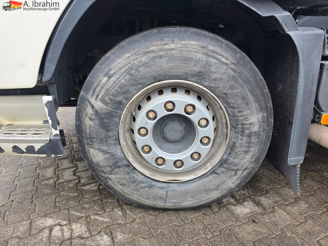 Volvo FH 520 | 6x4 | V8 | Kipphydraulik | Blatt Blatt | Schaltgetriebe | Klima | Trommelbremse | 3 Pedals - Cabeza tractora: foto 5 Volvo FH 520 | 6x4 | V8 | Kipphydraulik | Blatt Blatt | Schaltgetriebe | Klima | Trommelbremse | 3 Pedals - Cabeza tractora: foto 5