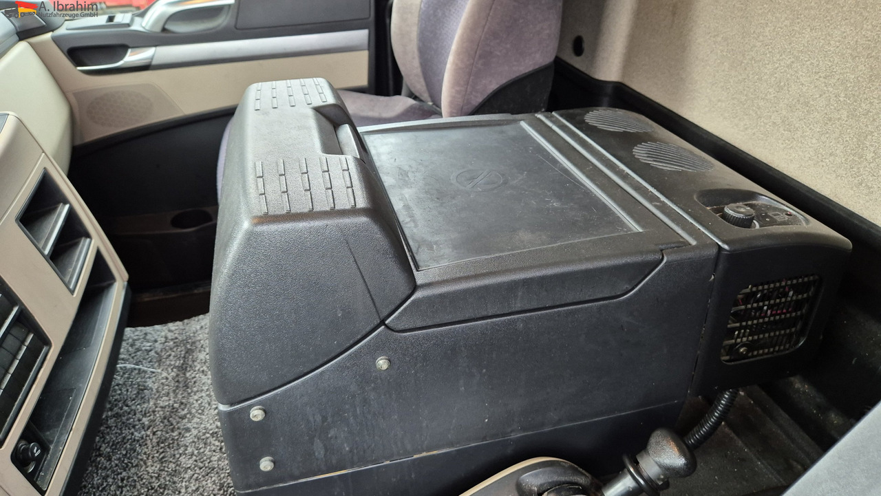 MAN 8.250 7,30 m Koffer, Navi, Topzustand - Furgoneta caja cerrada: foto 4 MAN 8.250 7,30 m Koffer, Navi, Topzustand - Furgoneta caja cerrada: foto 4