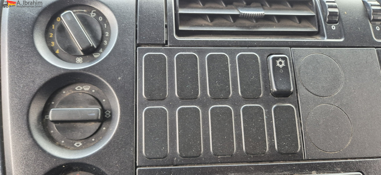 Mercedes-Benz 823 LBW | Radstand 4900 mm | 7.2 m Pritsche Klima | 3 Pedals - Furgoneta con lona: foto 2 Mercedes-Benz 823 LBW | Radstand 4900 mm | 7.2 m Pritsche Klima | 3 Pedals - Furgoneta con lona: foto 2