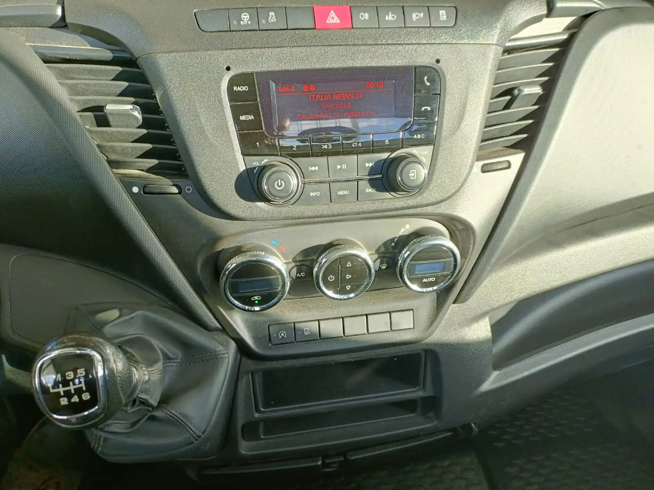 Furgoneta basculante IVECO DAILY 35C14: foto 11