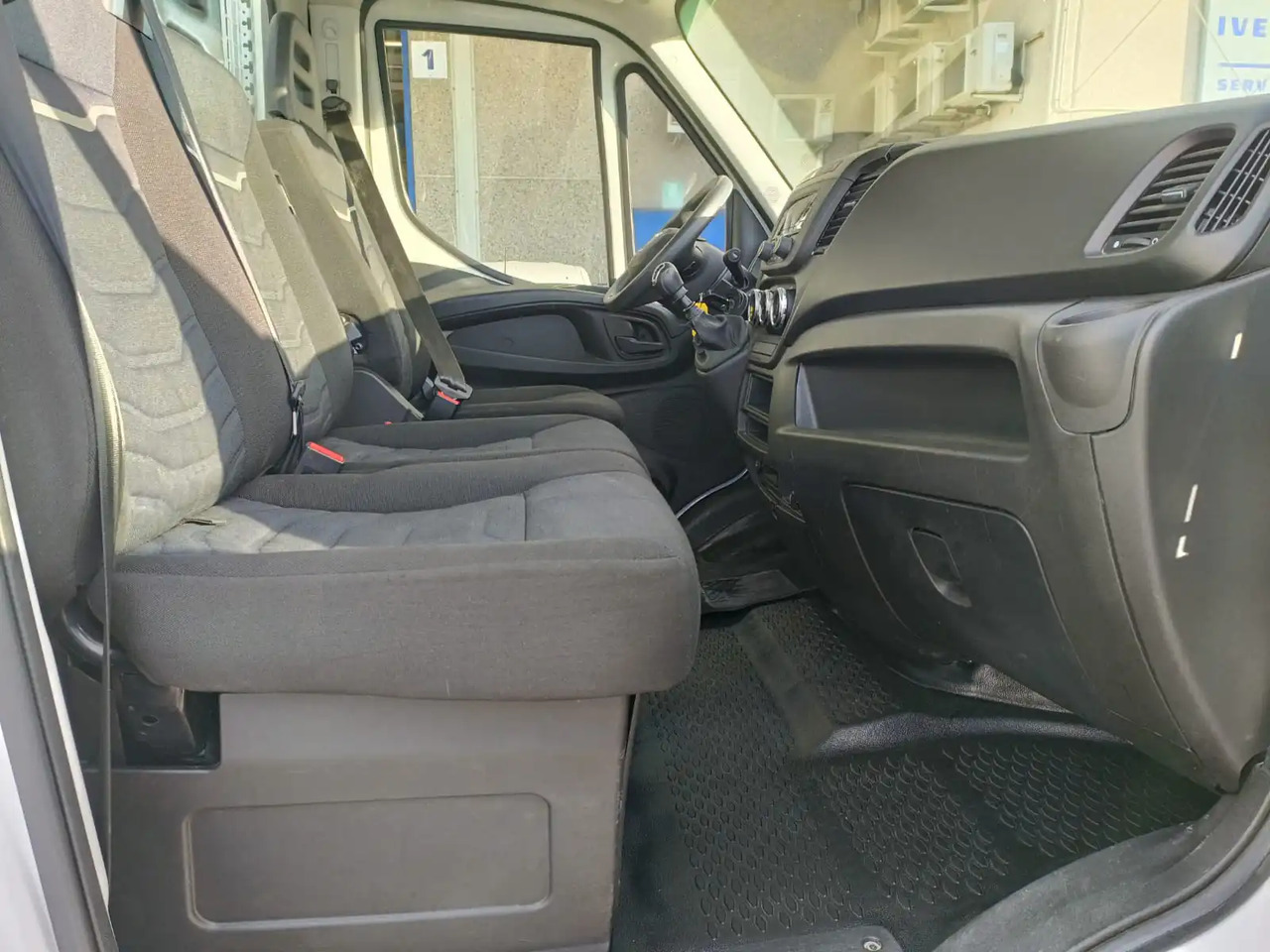 Furgoneta basculante IVECO DAILY 35C14: foto 16