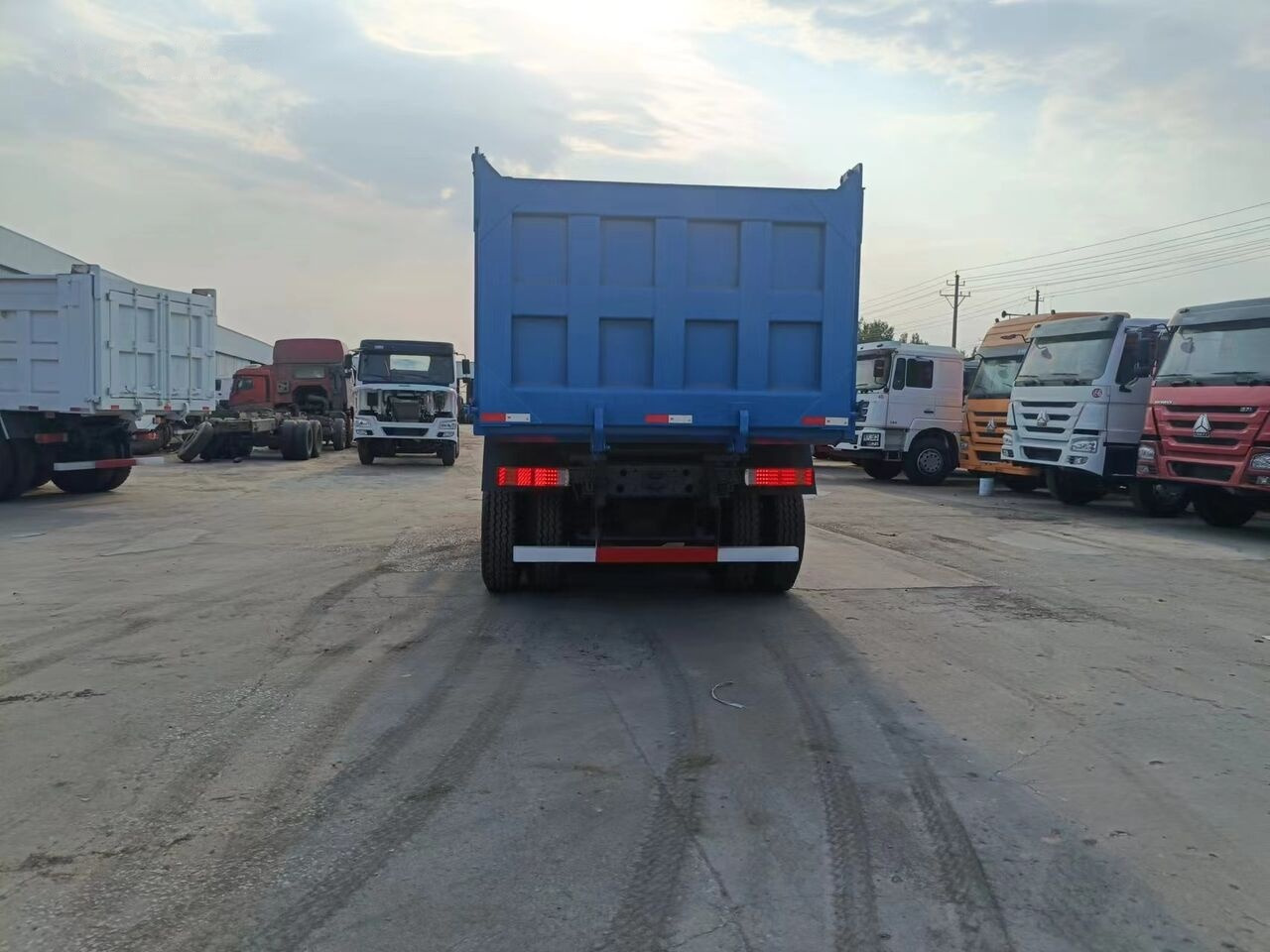 Howo New - Camión volquete: foto 2 Howo New - Camión volquete: foto 2