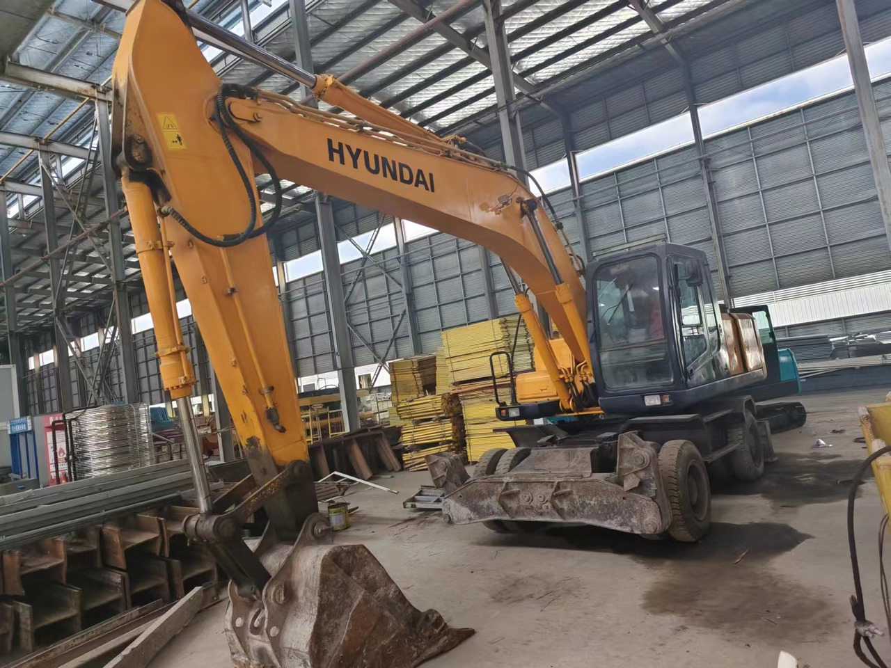 HYUNDAI 210W-7 - Excavadora de ruedas: foto 1 HYUNDAI 210W-7 - Excavadora de ruedas: foto 1