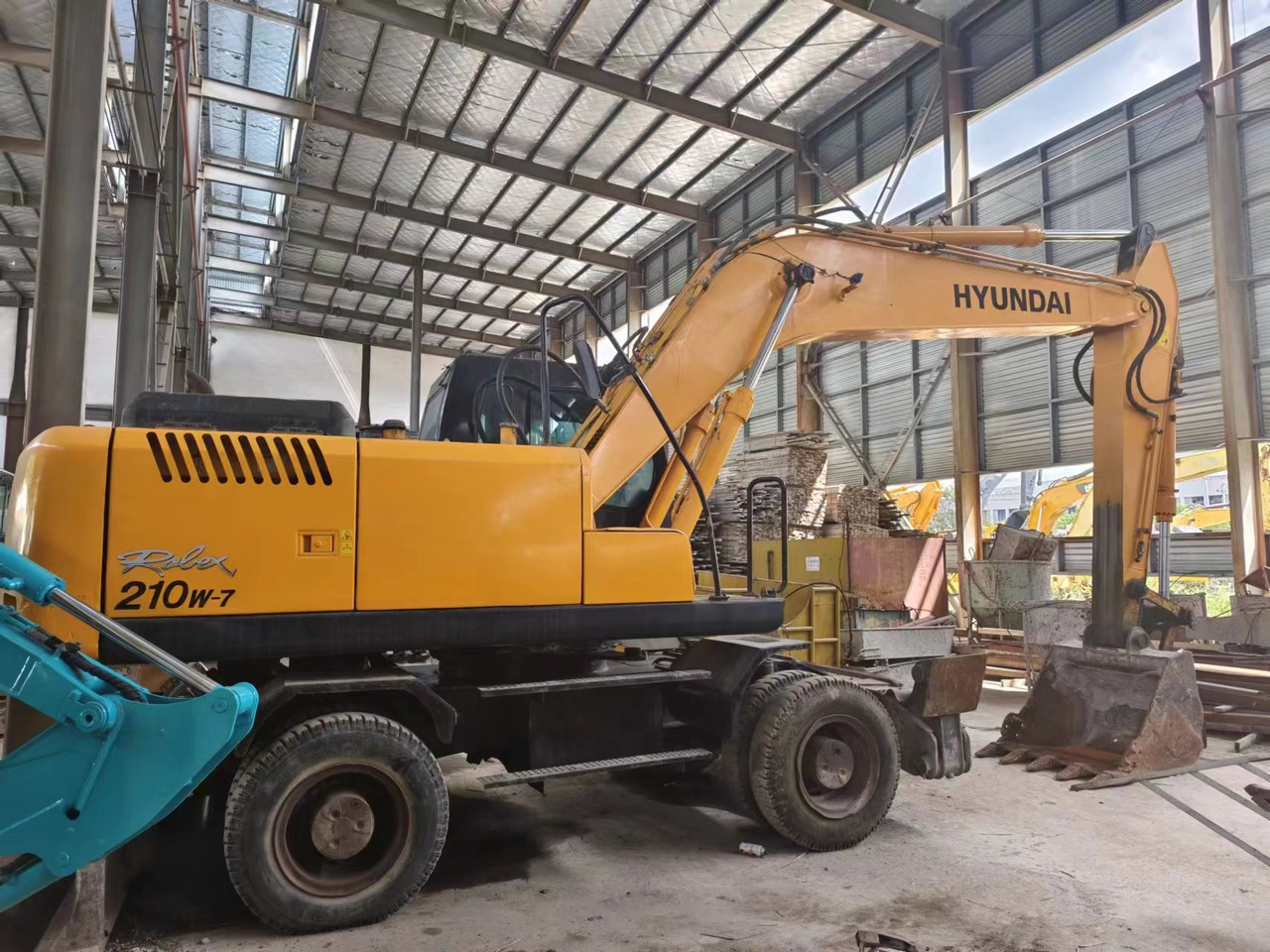 HYUNDAI 210W-7 - Excavadora de ruedas: foto 2 HYUNDAI 210W-7 - Excavadora de ruedas: foto 2