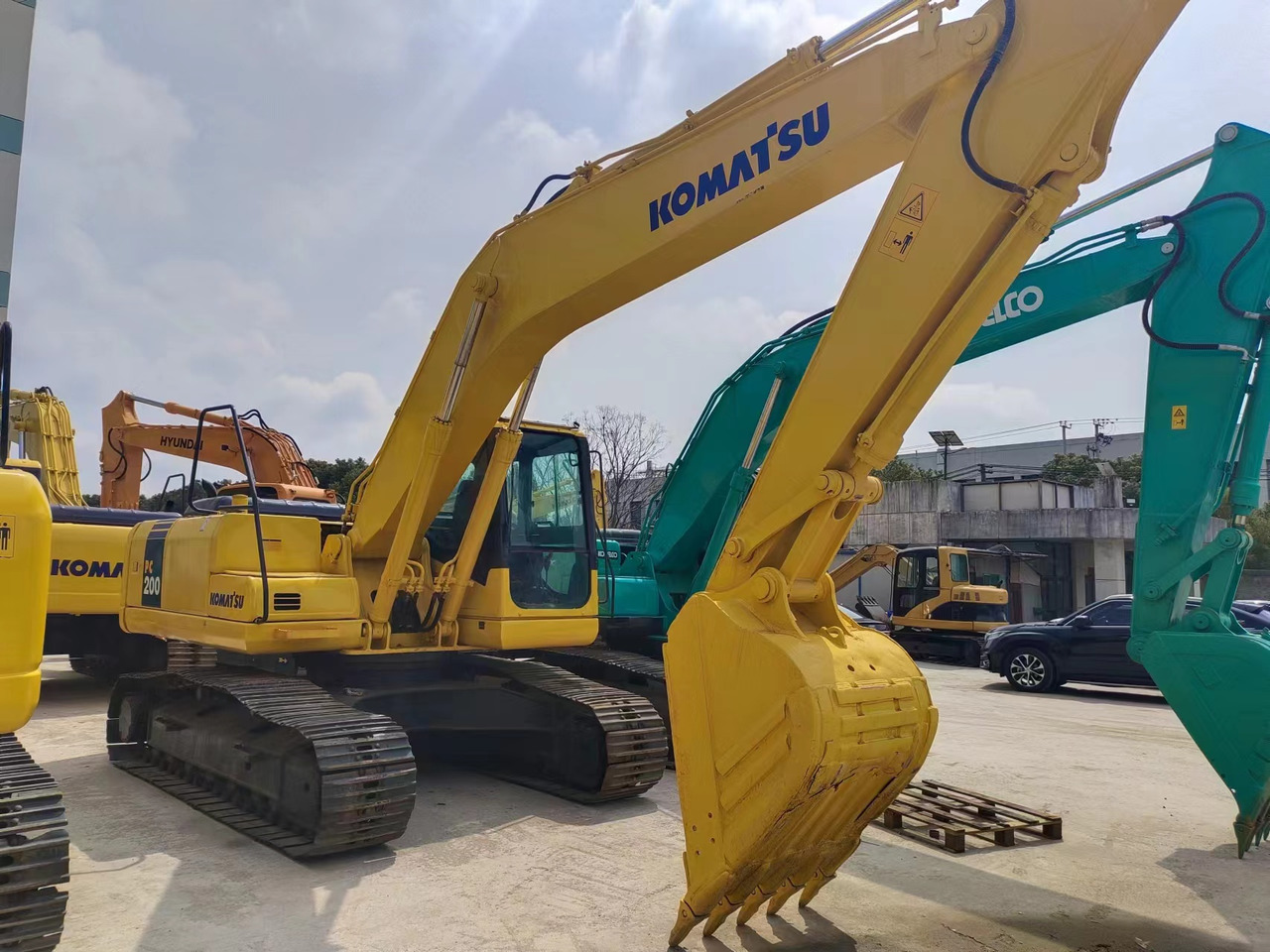 KOMATSU PC200-7 - Excavadora de cadenas: foto 1 KOMATSU PC200-7 - Excavadora de cadenas: foto 1