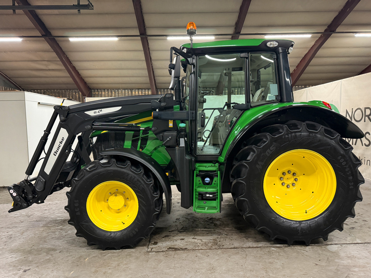 John Deere 6100M - Tractor: foto 2 John Deere 6100M - Tractor: foto 2