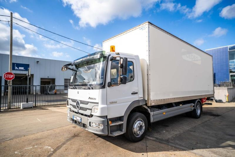 Mercedes ATEGO 1222 + D'HOLLANDIA 1.5T - Camión caja cerrada: foto 1 Mercedes ATEGO 1222 + D'HOLLANDIA 1.5T - Camión caja cerrada: foto 1