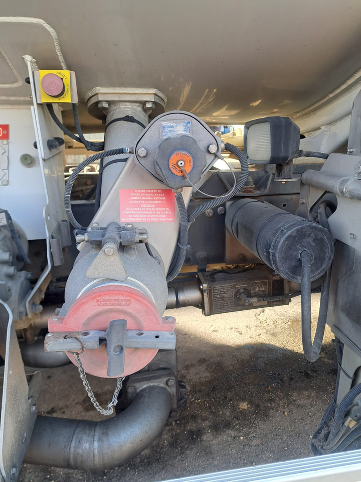 RENAULT MIDLUM 270 - Camión cisterna: foto 5 RENAULT MIDLUM 270 - Camión cisterna: foto 5