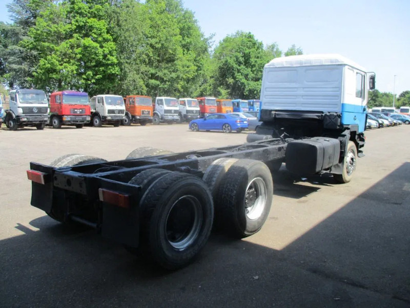 MAN 26.402 25.402 , ZF manual , 6x4 , Sping suspension - Camión chasis: foto 3 MAN 26.402 25.402 , ZF manual , 6x4 , Sping suspension - Camión chasis: foto 3