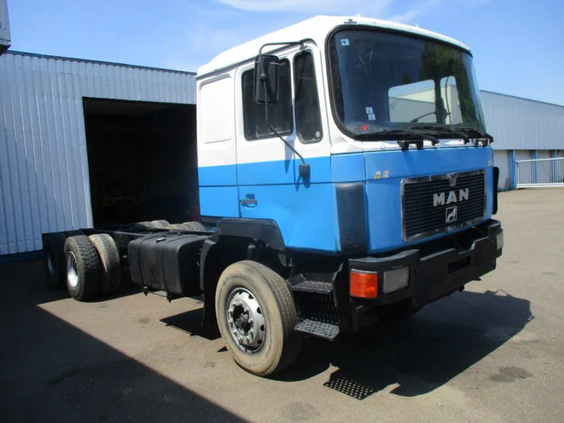 MAN 26.402 25.402 , ZF manual , 6x4 , Sping suspension - Camión chasis: foto 4 MAN 26.402 25.402 , ZF manual , 6x4 , Sping suspension - Camión chasis: foto 4