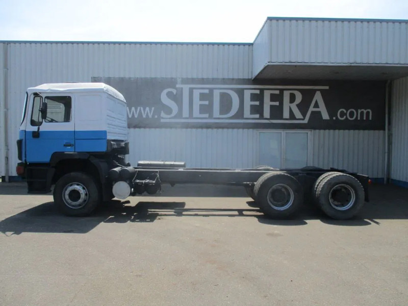 MAN 26.402 25.402 , ZF manual , 6x4 , Sping suspension - Camión chasis: foto 2 MAN 26.402 25.402 , ZF manual , 6x4 , Sping suspension - Camión chasis: foto 2