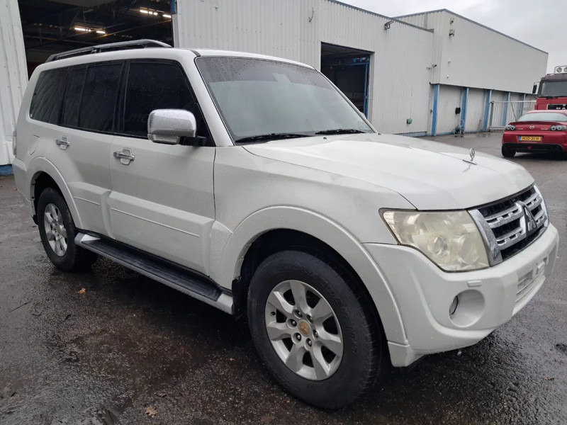 Mitsubishi Pajero GLS 3.5 - V6 , 4x4 , 7 Pers., Full Option - Coche: foto 4 Mitsubishi Pajero GLS 3.5 - V6 , 4x4 , 7 Pers., Full Option - Coche: foto 4