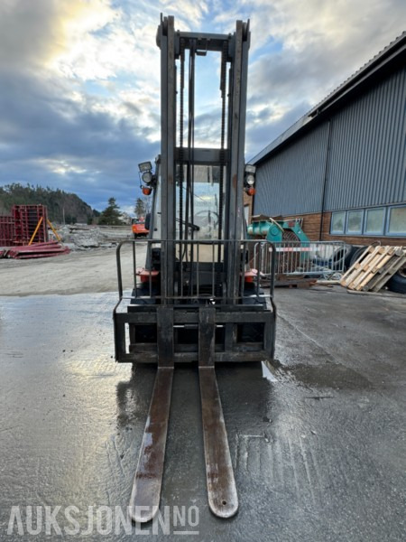 1998 Nissan 35 - Modell WF03A33U - Diesel - Motvektstruck - Plataforma elevadora: foto 2 1998 Nissan 35 - Modell WF03A33U - Diesel - Motvektstruck - Plataforma elevadora: foto 2