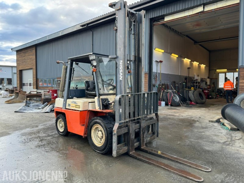 1998 Nissan 35 - Modell WF03A33U - Diesel - Motvektstruck - Plataforma elevadora: foto 1 1998 Nissan 35 - Modell WF03A33U - Diesel - Motvektstruck - Plataforma elevadora: foto 1