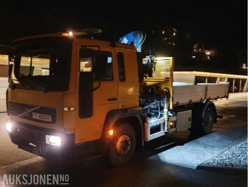 2006 Volvo FL6 med tipp og kran NYLIG EU OK TIL 22.10.2026 - Camión grúa: foto 1 2006 Volvo FL6 med tipp og kran NYLIG EU OK TIL 22.10.2026 - Camión grúa: foto 1
