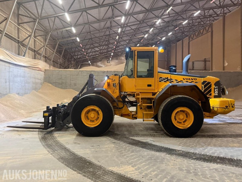 2006 Volvo L120E HJULLASTER M/STOR SNØSKUFF SENTRALSMØRING 3.FUNKSJON. - Cargadora de ruedas: foto 1 2006 Volvo L120E HJULLASTER M/STOR SNØSKUFF SENTRALSMØRING 3.FUNKSJON. - Cargadora de ruedas: foto 1