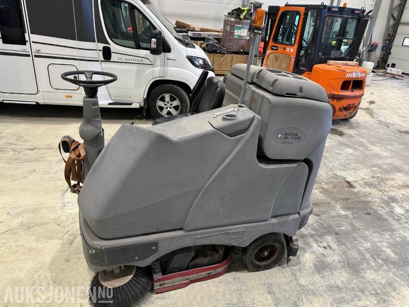 2008 Nilfisk BR1100S Koste og feiemaskin - Equipo de construcción: foto 3 2008 Nilfisk BR1100S Koste og feiemaskin - Equipo de construcción: foto 3