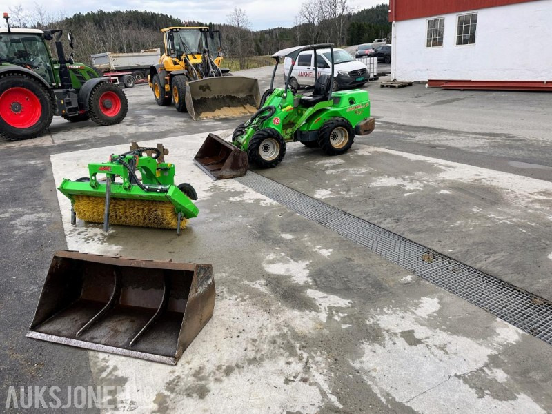 2009 AVANT 750 MINILASTER | 2 SKUFFER | AVANT 1500 KOST | PALLEGAFLER | 3267 TIMER - Minicargadora: foto 1 2009 AVANT 750 MINILASTER | 2 SKUFFER | AVANT 1500 KOST | PALLEGAFLER | 3267 TIMER - Minicargadora: foto 1