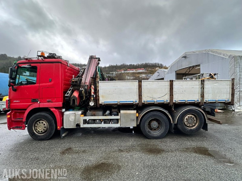 2009 Mercedes-Benz 2551L/42 6X2M Kranbil m/Fassi F235XP kran | Luft foran og bak | Krok og plan, 305520km - Camión grúa: foto 2 2009 Mercedes-Benz 2551L/42 6X2M Kranbil m/Fassi F235XP kran | Luft foran og bak | Krok og plan, 305520km - Camión grúa: foto 2
