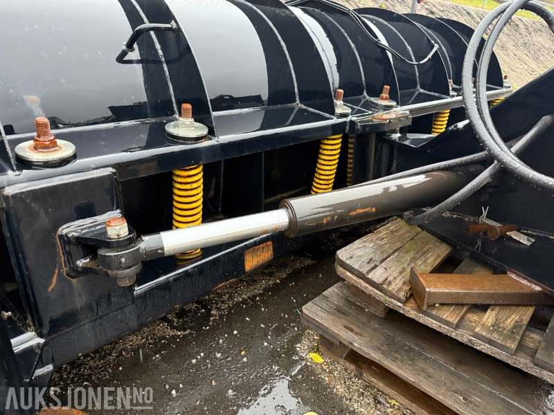 Leasing de Gradmeko Plog med Markeringslys, Paralellogram og Fjærbelastet slitestål Gradmeko Plog med Markeringslys, Paralellogram og Fjærbelastet slitestål: foto 11 Leasing de Gradmeko Plog med Markeringslys, Paralellogram og Fjærbelastet slitestål Gradmeko Plog med Markeringslys, Paralellogram og Fjærbelastet slitestål: foto 11