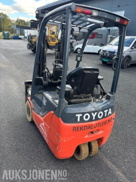 2013 Toyota 8FBET15 - Elektrisk truck - Hydraulisk spredning og sideforskyvning på gafler - Vekt på gafler - Gått 1671 timer - Equipo de manutención: foto 2 2013 Toyota 8FBET15 - Elektrisk truck - Hydraulisk spredning og sideforskyvning på gafler - Vekt på gafler - Gått 1671 timer - Equipo de manutención: foto 2