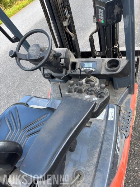 2013 Toyota 8FBET15 - Elektrisk truck - Hydraulisk spredning og sideforskyvning på gafler - Vekt på gafler - Gått 1671 timer - Equipo de manutención: foto 5 2013 Toyota 8FBET15 - Elektrisk truck - Hydraulisk spredning og sideforskyvning på gafler - Vekt på gafler - Gått 1671 timer - Equipo de manutención: foto 5