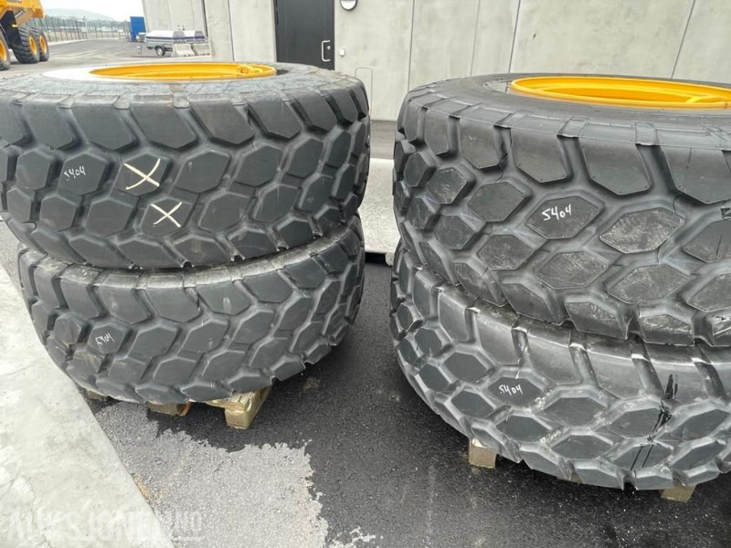4 stk. NYE Bridgestone VJT 23,5/R 25 dekk - VOLVO L 110/120. Med felg! - Implemento para Maquinaria de construcción: foto 3 4 stk. NYE Bridgestone VJT 23,5/R 25 dekk - VOLVO L 110/120. Med felg! - Implemento para Maquinaria de construcción: foto 3