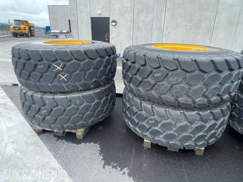 4 stk. NYE Bridgestone VJT 23,5/R 25 dekk - VOLVO L 110/120. Med felg! - Implemento para Maquinaria de construcción: foto 1 4 stk. NYE Bridgestone VJT 23,5/R 25 dekk - VOLVO L 110/120. Med felg! - Implemento para Maquinaria de construcción: foto 1