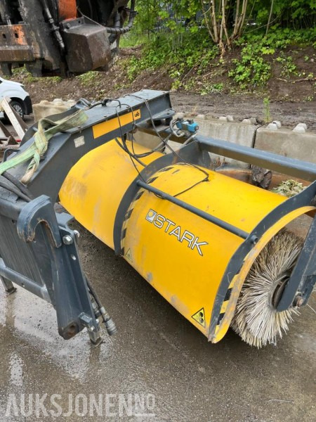 Stark 300 feiekost til hjullaster med stort og lite bm feste - Implemento para Maquinaria de construcción: foto 2 Stark 300 feiekost til hjullaster med stort og lite bm feste - Implemento para Maquinaria de construcción: foto 2