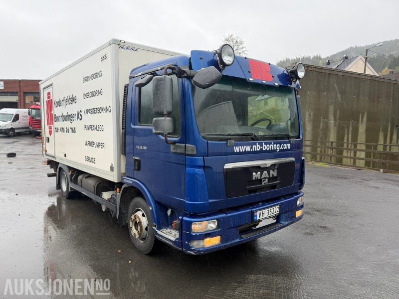 MAN TGL 8.180 4x2BL – 2011-modell – Skapbil med lift - Camión caja cerrada: foto 2 MAN TGL 8.180 4x2BL – 2011-modell – Skapbil med lift - Camión caja cerrada: foto 2