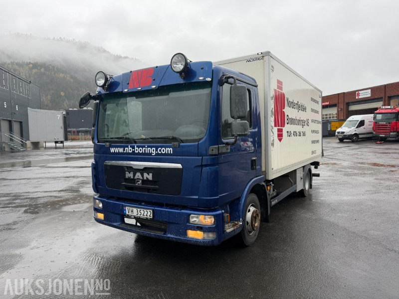 MAN TGL 8.180 4x2BL – 2011-modell – Skapbil med lift - Camión caja cerrada: foto 1 MAN TGL 8.180 4x2BL – 2011-modell – Skapbil med lift - Camión caja cerrada: foto 1