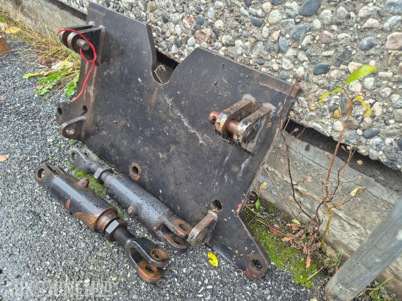 2011 Brøyteplate / brøytefeste til New Holland TS 110 - Maquinaria agrícola: foto 1 2011 Brøyteplate / brøytefeste til New Holland TS 110 - Maquinaria agrícola: foto 1