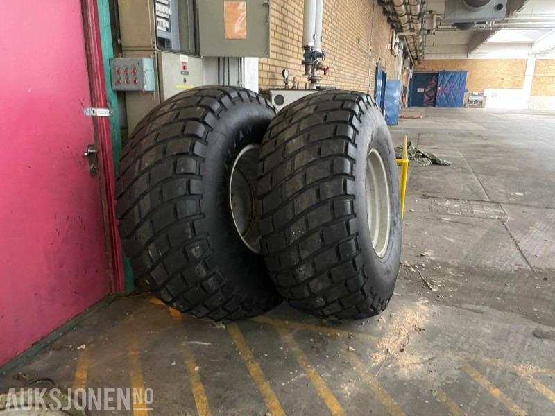 Hjulsett stått på McCormick CX80 - Gressdekk/industridekk med felger 500/60 R 22.5 og 23-1 R26 - ingen minstepris - Maquinaria agrícola: foto 1 Hjulsett stått på McCormick CX80 - Gressdekk/industridekk med felger 500/60 R 22.5 og 23-1 R26 - ingen minstepris - Maquinaria agrícola: foto 1