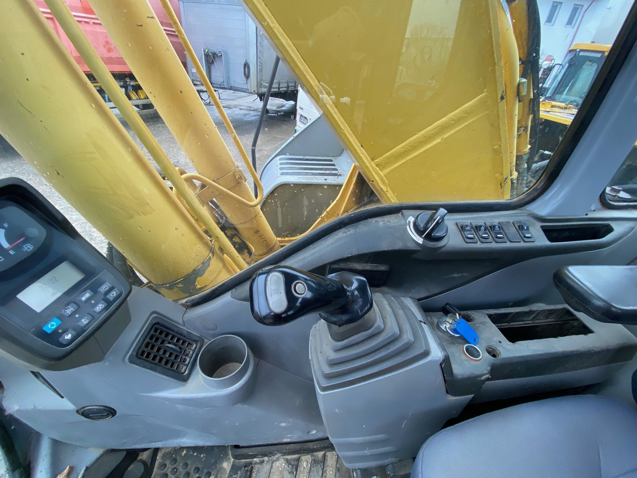 New Holland Kobelco E 215 22 T Klima - Excavadora de cadenas: foto 4 New Holland Kobelco E 215 22 T Klima - Excavadora de cadenas: foto 4