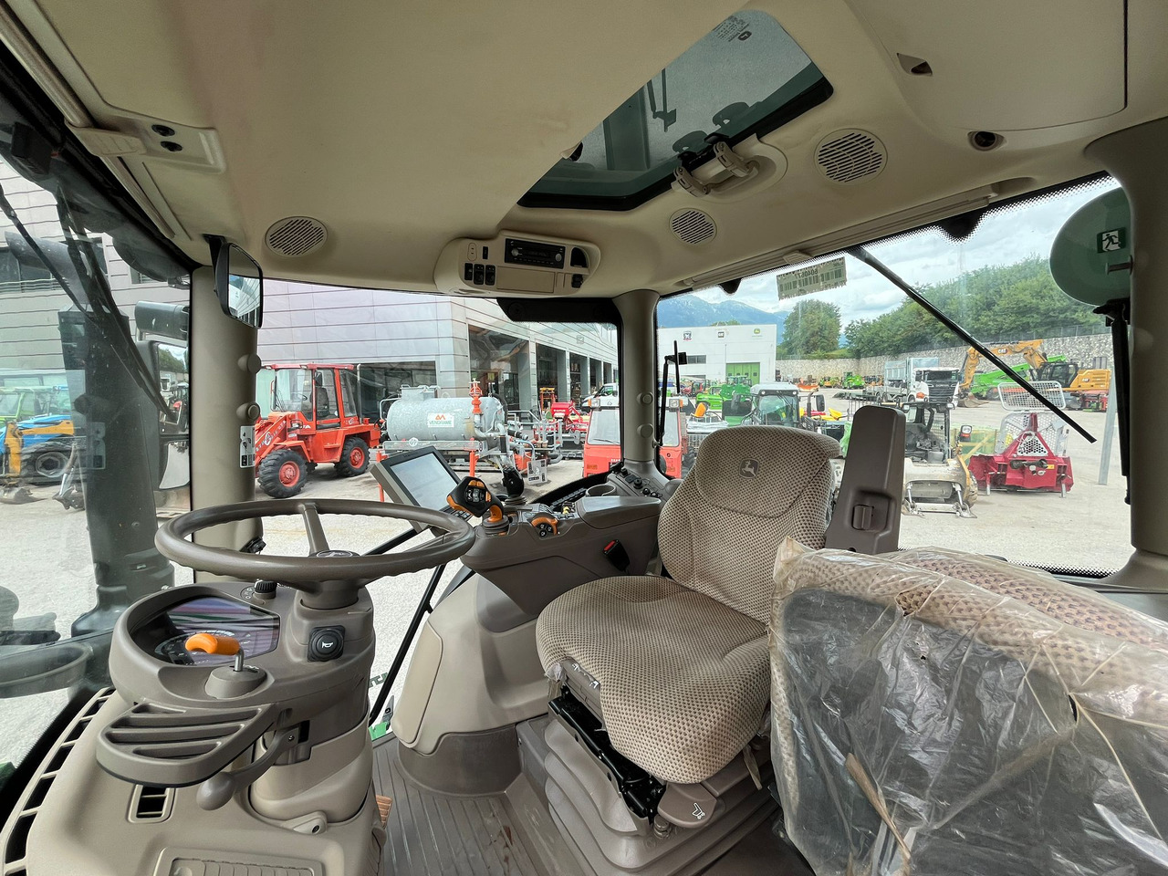 Tractor JOHN DEERE 6130: foto 13