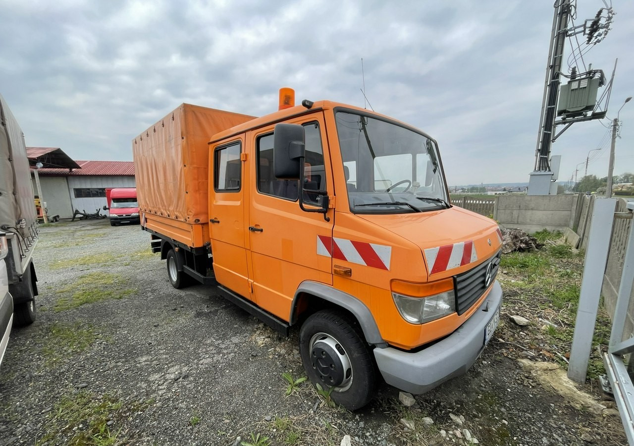 Mercedes-Benz Inny Mercedes-Benz Vario 614 Brygadówka skrzynia plandeka 6-oso doka dokka 2004 - Camión lona: foto 1 Mercedes-Benz Inny Mercedes-Benz Vario 614 Brygadówka skrzynia plandeka 6-oso doka dokka 2004 - Camión lona: foto 1