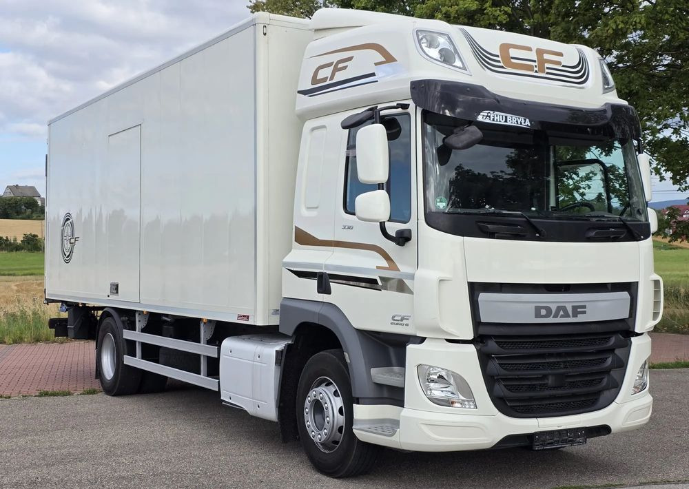 DAF CF 330 / 10.2017 / KONTENER MEBLOWY / IZOTERMA / WINDA / 18 PALET / E6 / NISKI PRZEBIEG / Z NIEMIEC / JAK NOWY / DUŻY SILNIK 10 837cm3// - Camión caja cerrada: foto 1 DAF CF 330 / 10.2017 / KONTENER MEBLOWY / IZOTERMA / WINDA / 18 PALET / E6 / NISKI PRZEBIEG / Z NIEMIEC / JAK NOWY / DUŻY SILNIK 10 837cm3// - Camión caja cerrada: foto 1